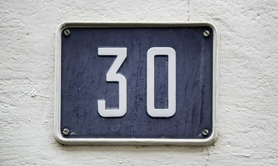 Zalety stosowania metalowych numerów na domach w różnych warunkach atmosferycznych