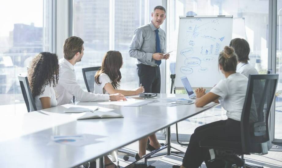 Kursy języka angielskiego dla firm – wpływ na efektywność zespołu i współpracę