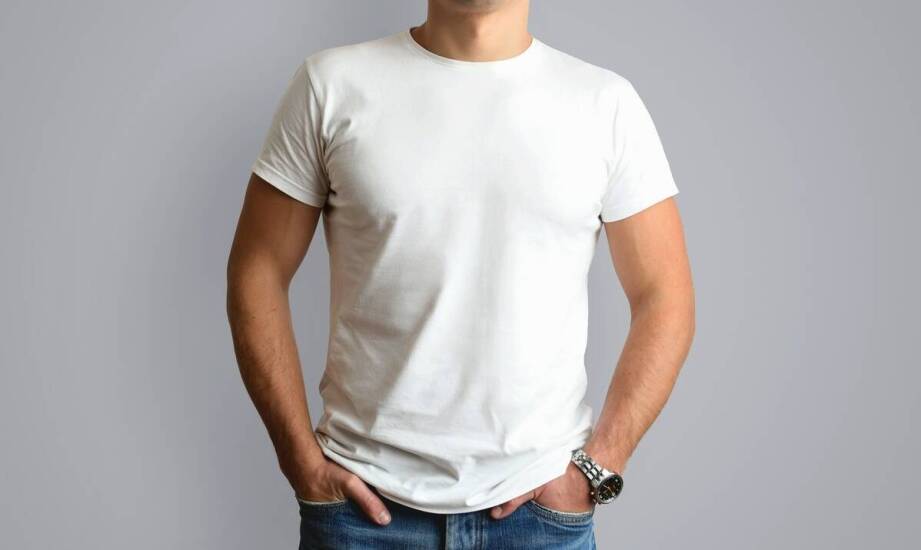 Czy męski T-shirt z Fiatem 125p pasuje do każdej okazji? Analiza stylizacyjna.