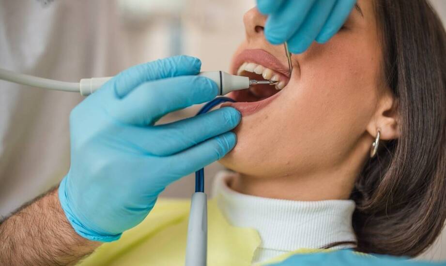 Wpływ piaskowania zębów na komfort pacjenta w trakcie zabiegu