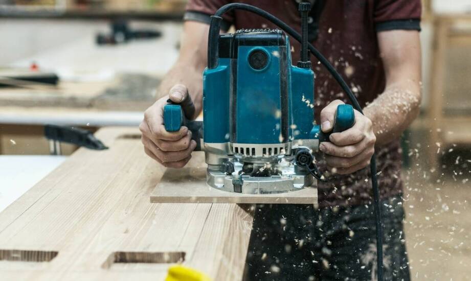 Czy warto inwestować w frezarkę do drewna? Analiza korzyści i kosztów.