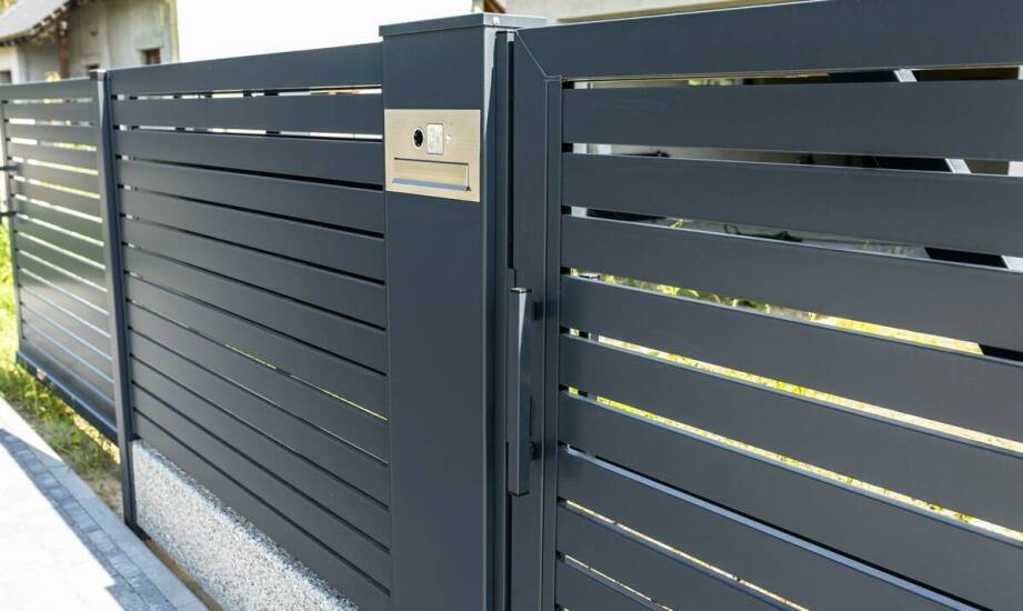 Metalowe ogrodzenia ze sztachet a ochrona prywatności na posesji