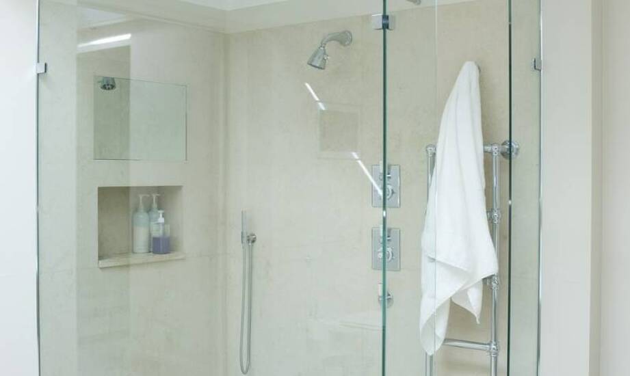 Jak kabina prysznicowa na zamówienie może zwiększyć wartość Twojej nieruchomości?