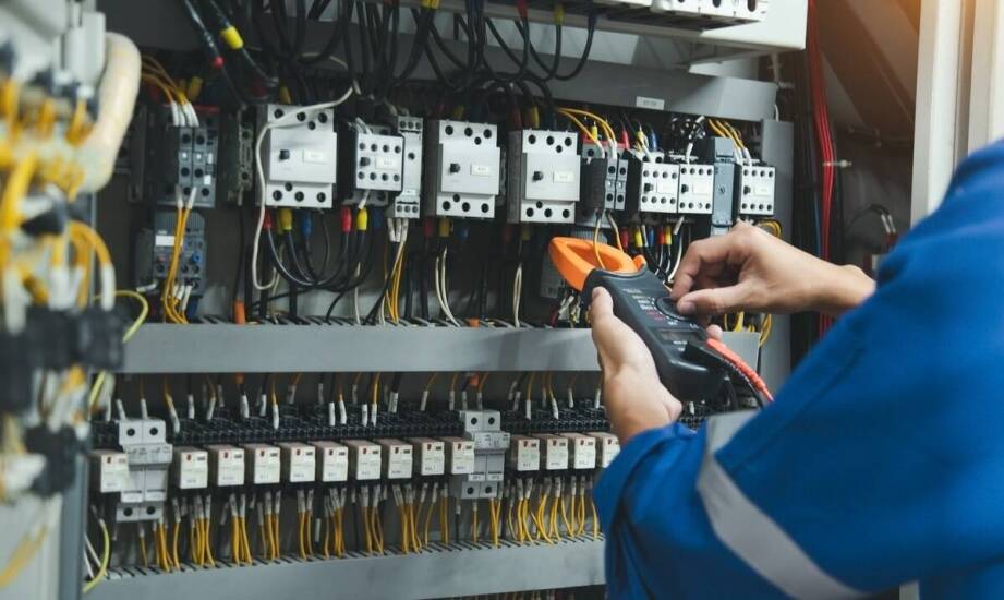 Zastosowanie układów do kompensacji mocy biernej w budynkach przemysłowych