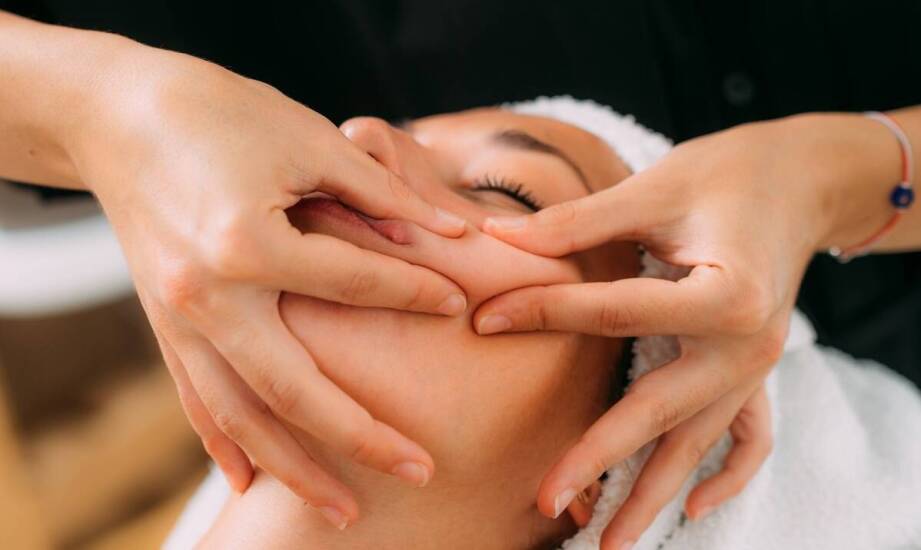 Dlaczego masaż Kobido jest skuteczny w redukcji obrzęków?