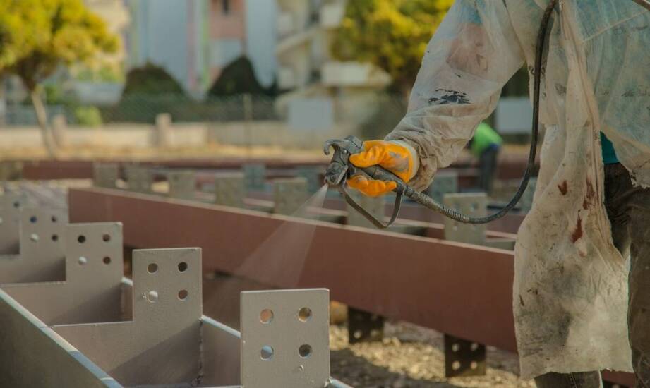 Zastosowanie proszkowych farb w branży budowlanej – korzyści i przykłady