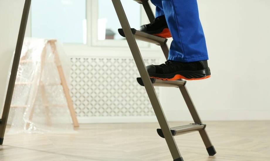Wybór aluminiowych drabin do prac wykończeniowych – co warto wiedzieć?
