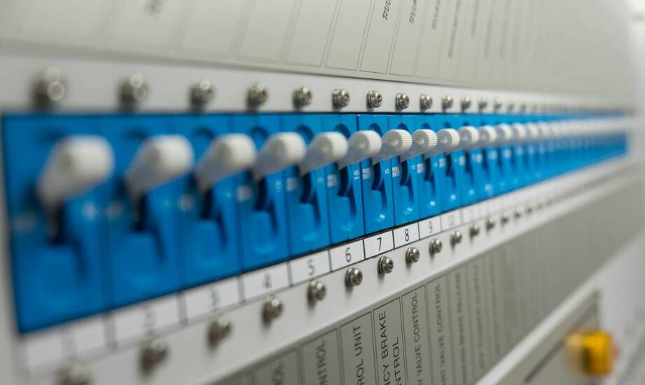 Znaczenie trzybiegunowego łącznika w systemach oświetleniowych i automatyce domowej