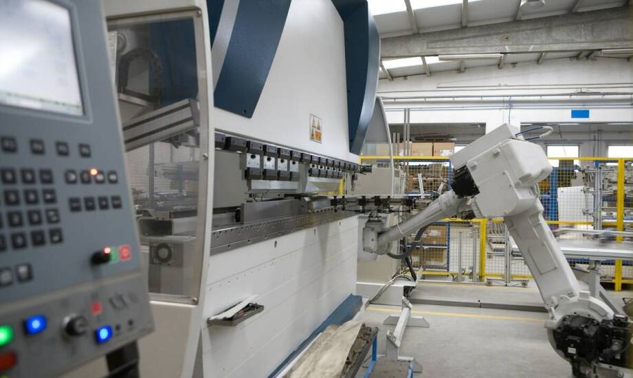 Automatyzacja procesów cięcia i gięcia blachy CNC