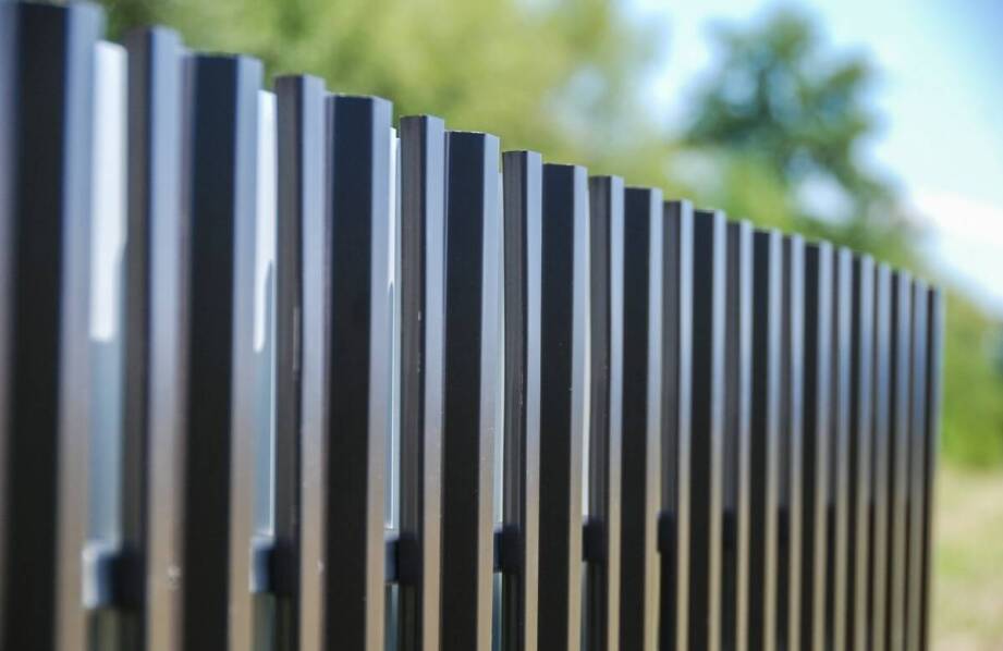 Zalety wyboru metalowych ogrodzeń w kontekście minimalnej potrzeby konserwacji