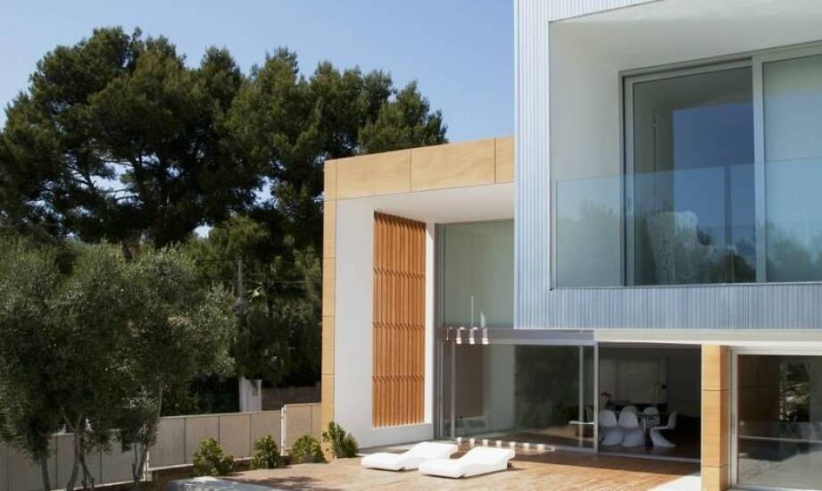 Czym charakteryzuje się luksusowy dom w prestiżowej dzielnicy?