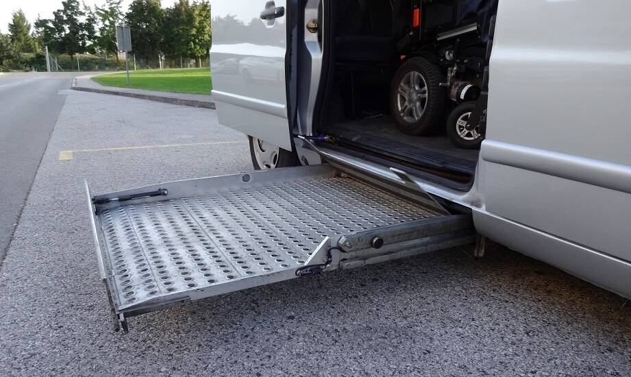 Jakie akcesoria mogą zwiększyć funkcjonalność samochodowego podnośnika dla niepełnosprawnych?