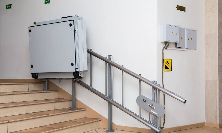 Wsparcie techniczne i serwisowanie pionowych podnośników: co warto wiedzieć?