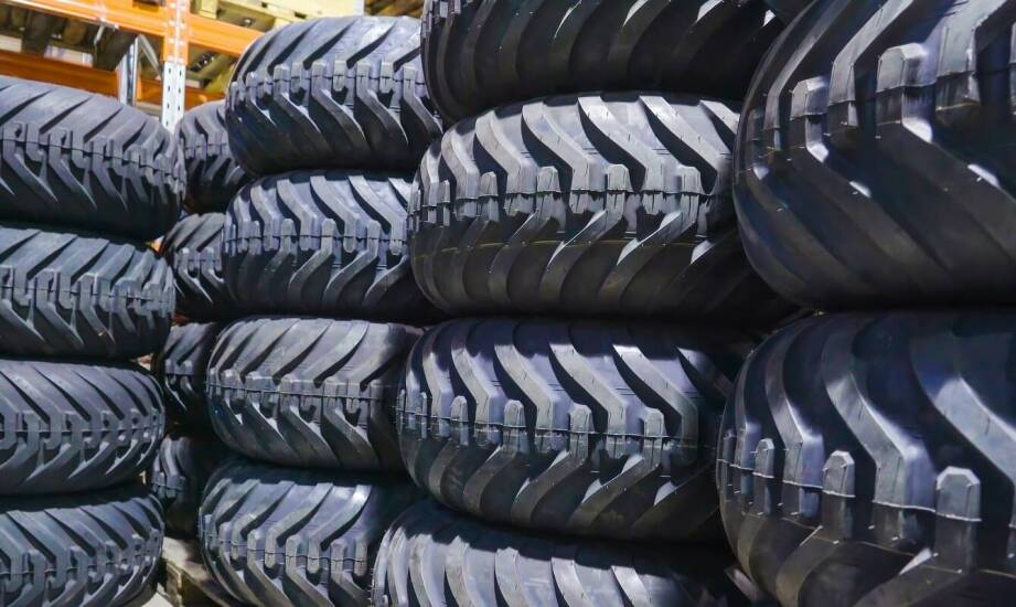 Zakup ciężarowych opon w hurtowni – na co zwrócić uwagę przy wyborze?
