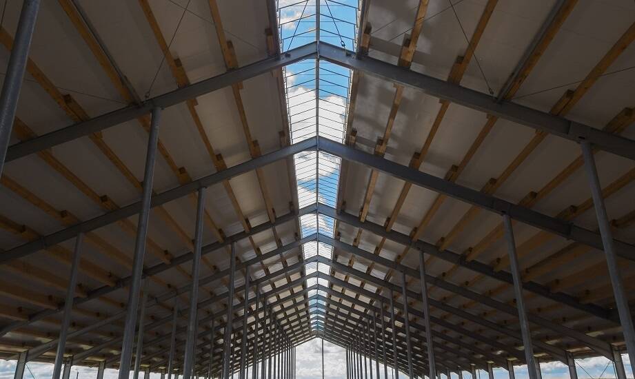 Jakie korzyści przynosi łukowa hala dla bydła w nowoczesnym gospodarstwie?