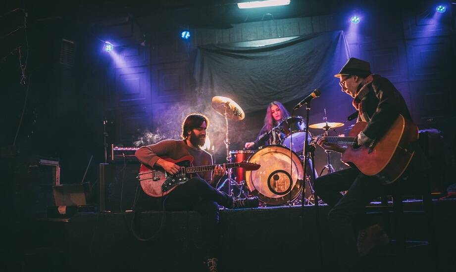 Wieczory z muzyką na żywo: co czyni je wyjątkowymi dla gości?