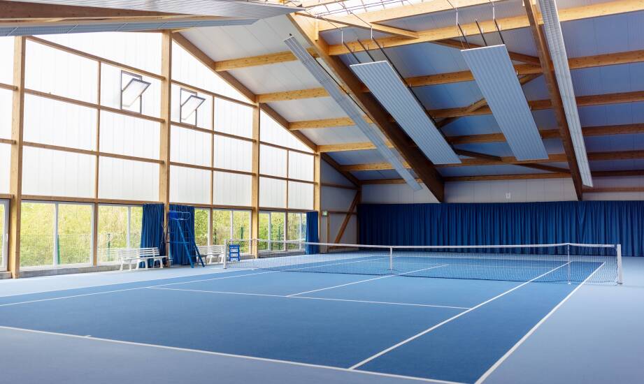 Kryte korty w sezonie zimowym – dlaczego są idealne dla początkujących?