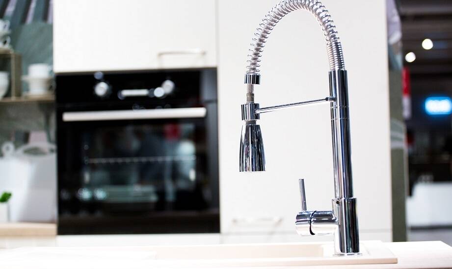 Poradnik zakupowy: jak wybrać odpowiednią kuchenną baterię?