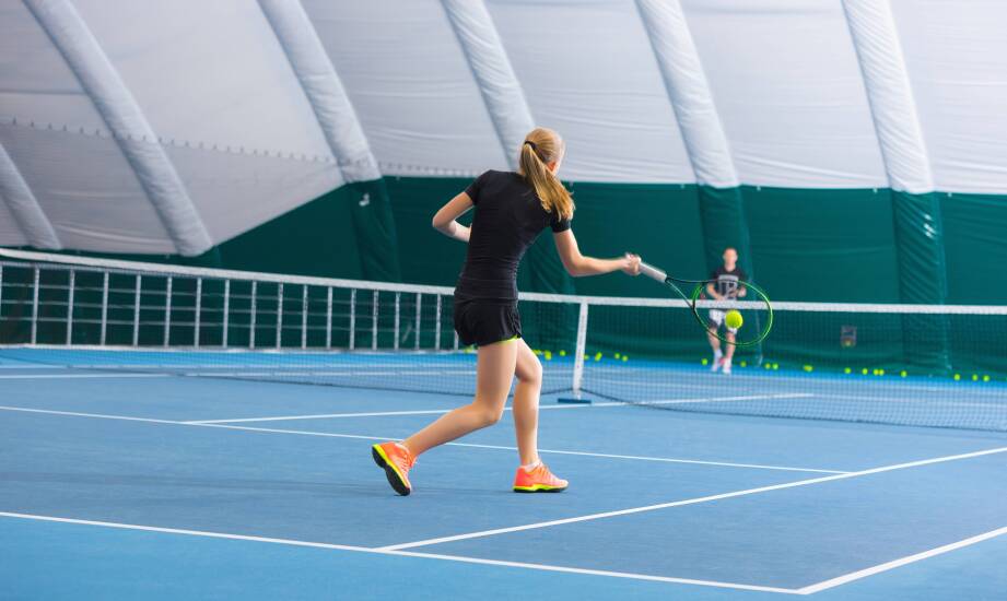Zalety wynajmu krytych kortów dla amatorów i profesjonalistów