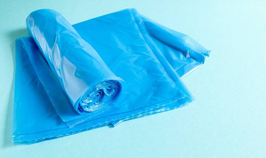Jakie czynniki wpływają na wybór odpowiednich foliowych worków do przechowywania ubrań?