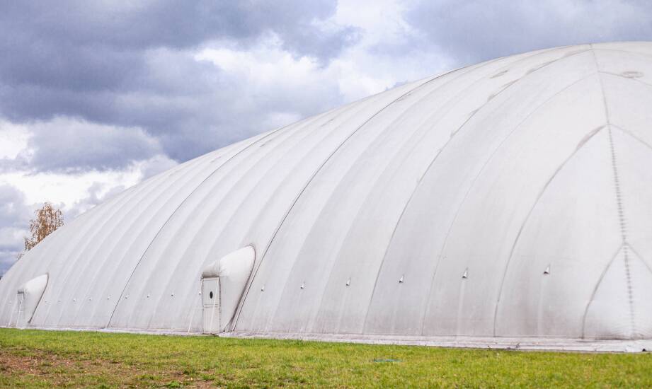 Jakie materiały zapewniają trwałość i bezpieczeństwo dmuchanym namiotom?