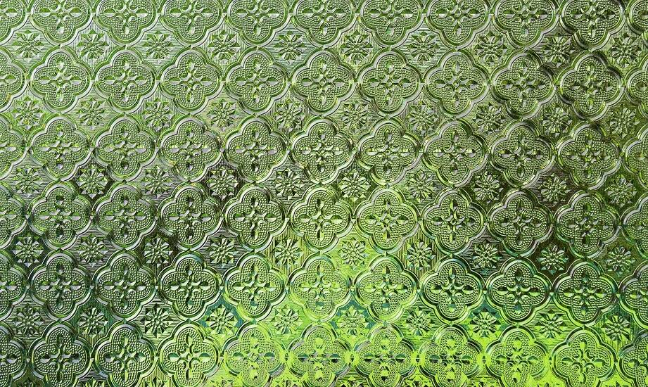 Dlaczego ornamentowe szkło jest idealne do przestrzeni mieszkalnych?