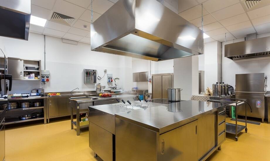 Jak dobrać odpowiedni kuchenny okap do otwartej kuchni w restauracji?