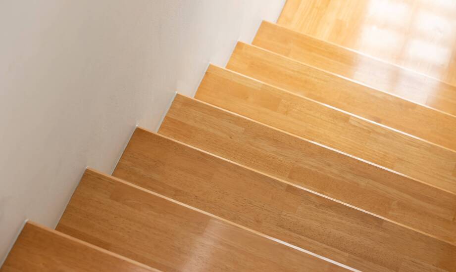 Drewniane schody na beton – jak wpływają na estetykę wnętrza?