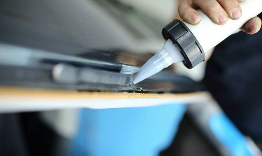 Zastosowanie wysokiej jakości klejów w procesie klejenia poliwęglanu