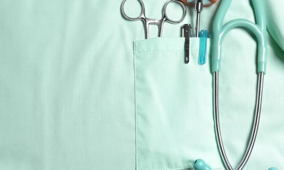 Tanie damskie spodnie medyczne: czy niska cena oznacza gorszą jakość?