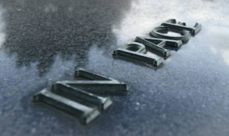 Jakie wykończenia oferują metalowe litery 3D i jakie mają zastosowania?