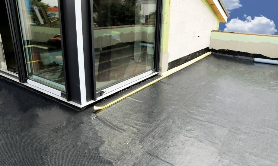 Proces renowacji płaskich dachów: kluczowe etapy i najnowsze technologie