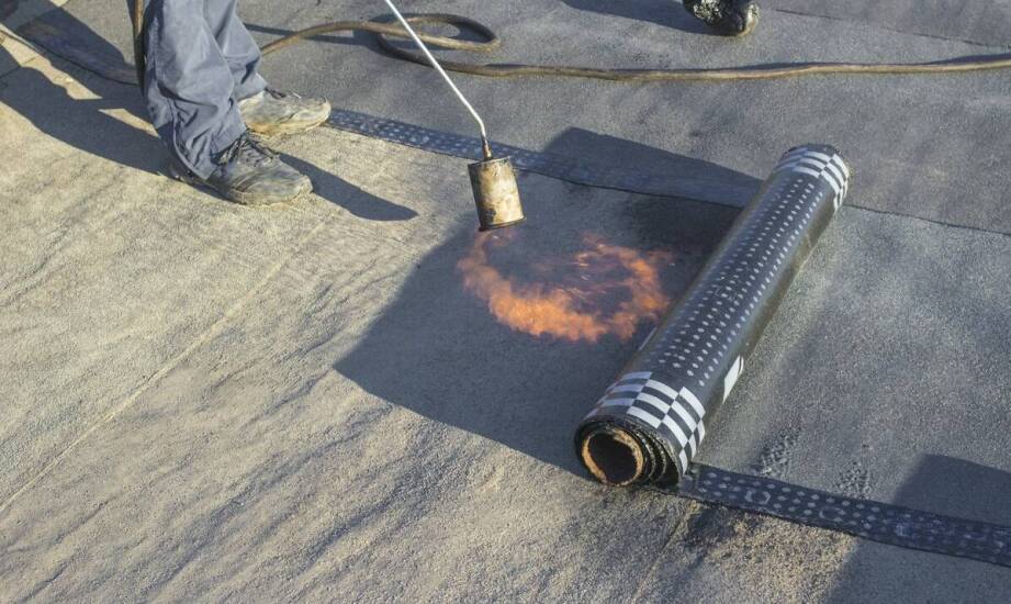 Zastosowanie nawierzchniowej papy w kompleksowych systemach płaskich dachów