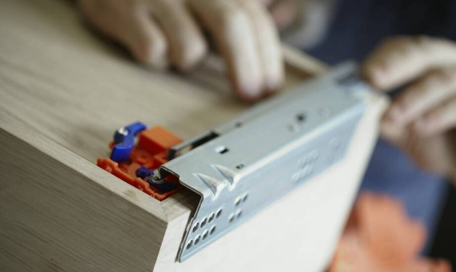 Nowoczesne rozwiązania w produkcji organizerów do szuflad