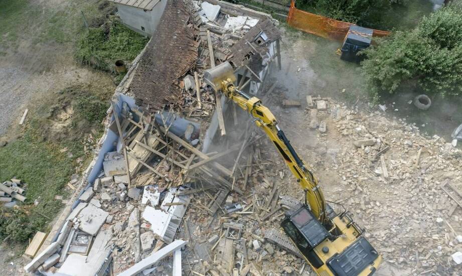 Jakie korzyści przynosi precyzyjne planowanie ziemnych robót przy wyburzeniach?