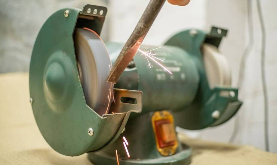 Jakie funkcje oferują nowoczesne stołowe i kątowe szlifierki?