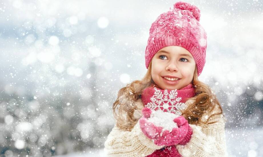 Czapki i chustki dla dziewczynek – jak kolorystycznie dopasować?