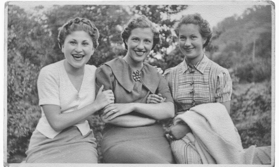 Inspiracje modowe: jak nosić zwiewne sukienki na imprezy letnie?