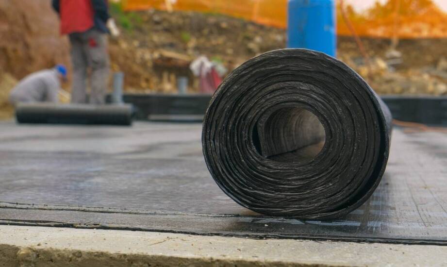 Gruba czarna folia – praktyczne zastosowania w nowoczesnym budownictwie