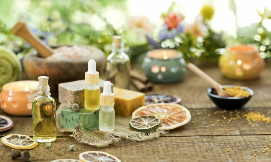 Zestawy zapachowe do domu w drewnianych szkatułkach – luksus w codzienności.