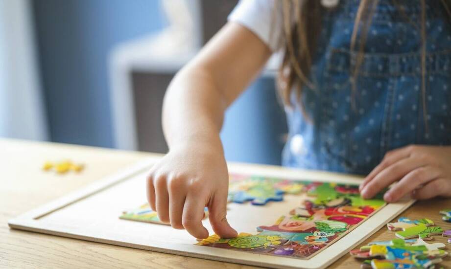 Jak układanie dinozaurów puzzli wspiera rozwój manualnych umiejętności dziecka?