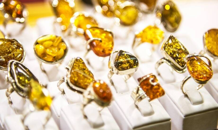 Zastosowanie pozłacanych wykończeń w projektowaniu bursztynowych pierścionków