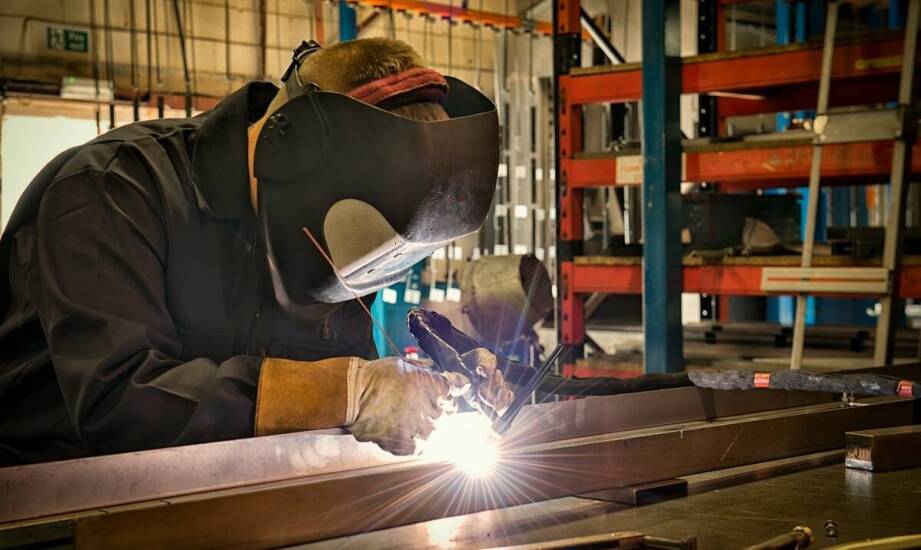Zalety inwestowania w wysokiej jakości odzież spawalniczą.