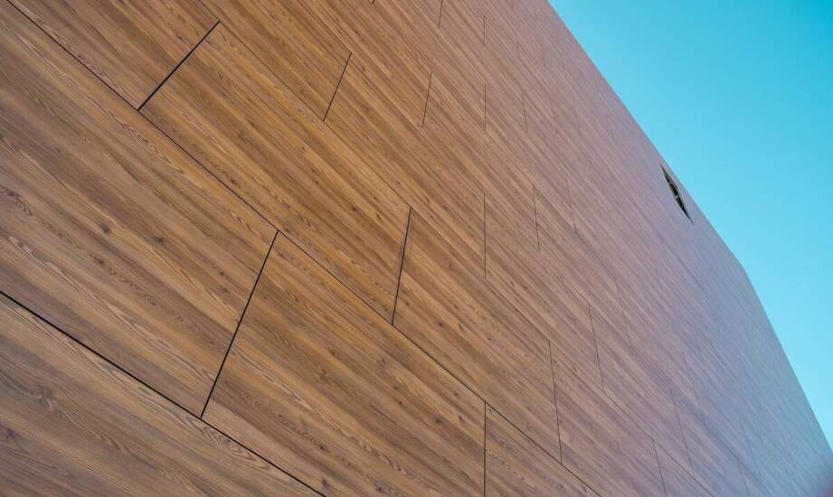 Odporność na warunki atmosferyczne – jak opalane deski zabezpieczają budynki?