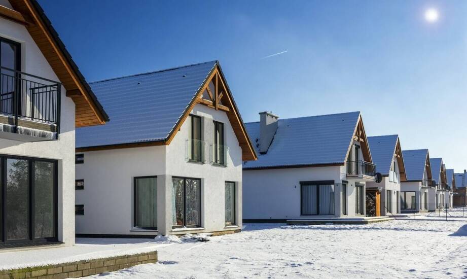 Najnowsze trendy w projektowaniu dachów z użyciem koloru forest green.