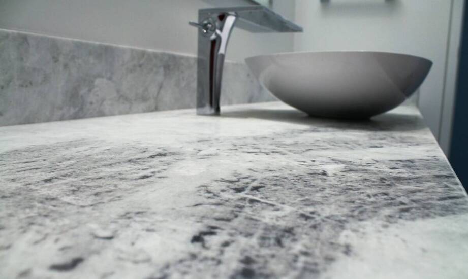 Jakie właściwości ma marmur, które czynią go idealnym materiałem do blatów łazienkowych?