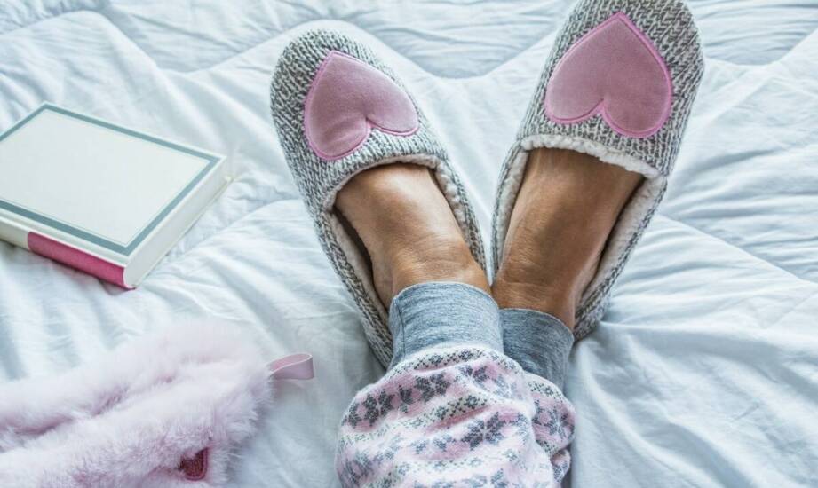 Jakie dodatki można łączyć z koszulą do spania dla dziewczynki, aby stworzyć kompletny zestaw?