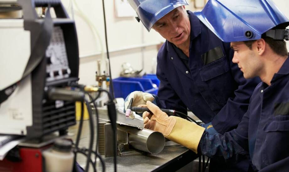 Przegląd wymagań dotyczących uzyskania certyfikatu VCA dla spawaczy.