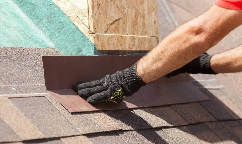 Jak nawierzchniowa papa przyczynia się do trwałości konstrukcji dachu?