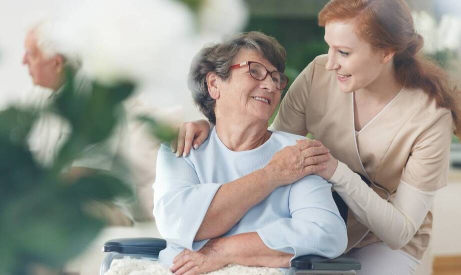 Prywatna opieka nad seniorem w Łodzi – jak wygląda codzienna pomoc?